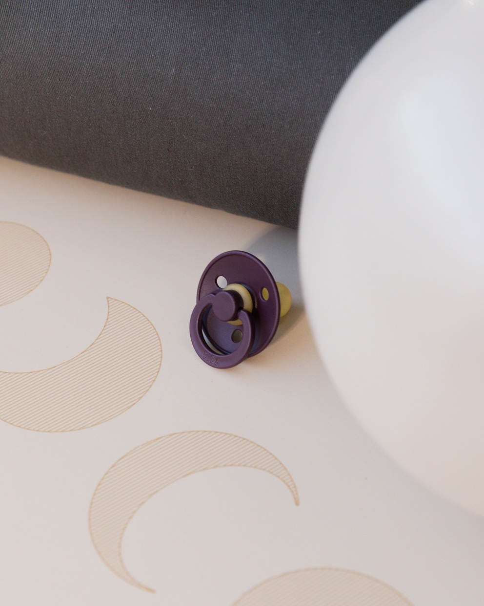 Пустушка BIBS Colour Latex Round (кругла) – Plum - Зображення 4