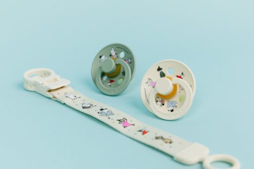 Подарунковий набір пустушки та тримач для соски Bibs x Moomins Colour Pacifier & Loop Clip Gift Set Latex - Ivory/Sage - Зображення 5